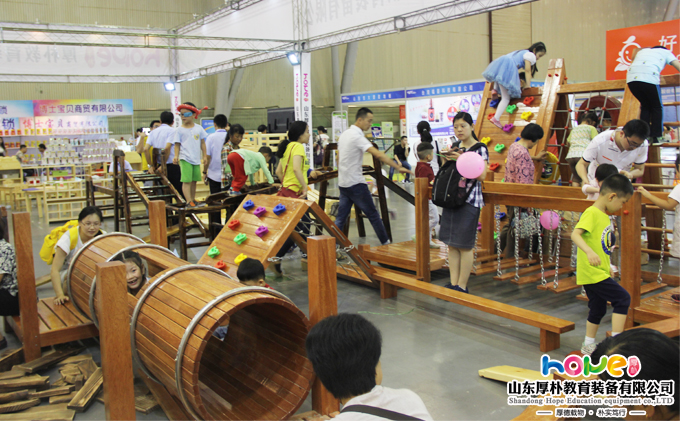 專家在“幼兒園教育裝備深化改革規(guī)范發(fā)展”研討會上提出——  幼兒園教育裝