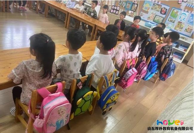 如何開展幼兒園大班學生整理書包柜的活動