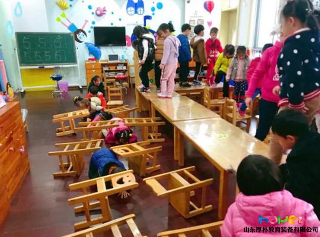 幼兒園大班體育活動桌子游戲教案